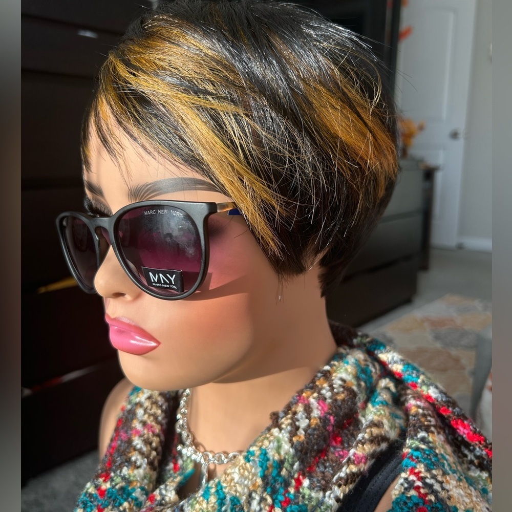 ✨NEW Women's Short Pixie Bob Wig - Black and Gold Highlights - Picture 2 of 14
